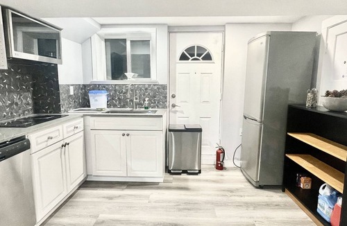 West Vancouver House | 2BR Private Suite · West Vancouver · Landmark View · Prime Location