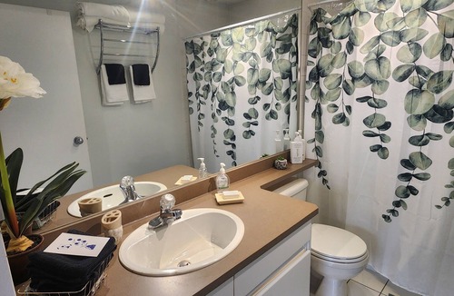 Inglewood Condo | 2BR,Sleeps 4-5/6ish, 1free parking, near shops and river. 4 min to confluence.
