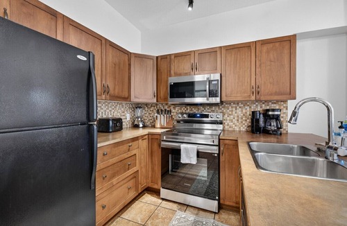 South Pandosy Apartment | 3 Bd Condo @ Playa 153 w Courtyard View & Pool