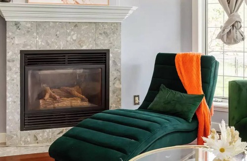 Sunnyside Apartment | 3 BDR in Kensington Sunnyside near DT, Bow River, Peace Bridge