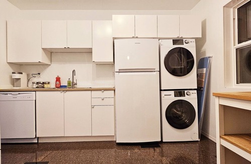 Southwest Edmonton House | 3 Bedroom 10min Walk to the UofA/Hospital.