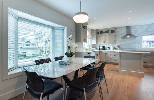 Kerrisdale House | 3-Bedrooms 1-Bathroom Entire Main House in VanWest