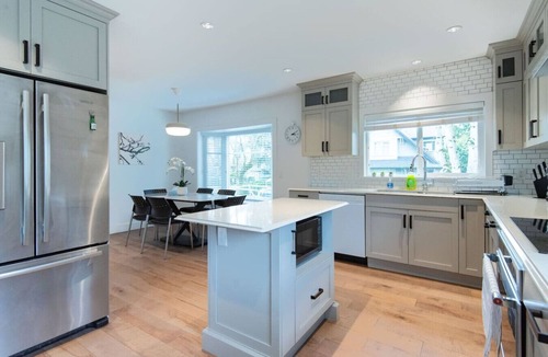 Kerrisdale House | 3-Bedrooms 1-Bathroom Entire Main House in VanWest