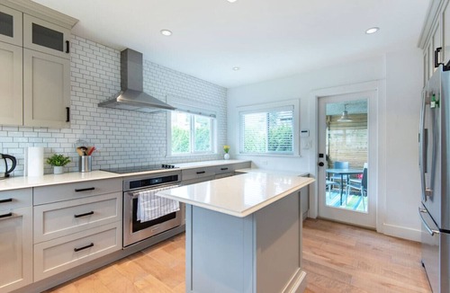 Kerrisdale House | 3-Bedrooms 1-Bathroom Entire Main House in VanWest