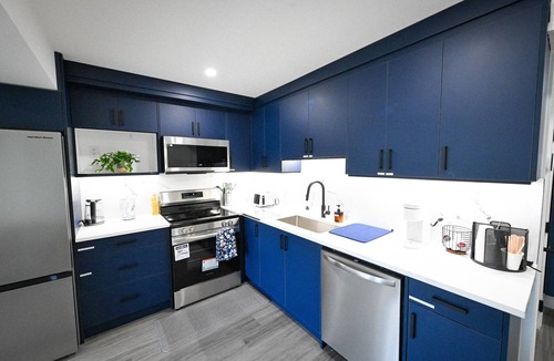 Northwest Calgary House | 3-Beds (sleeps 6), 2-Baths, Full Kitchen+PrivateEntrance, Ravine View