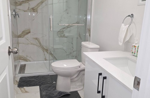 West Edmonton House | 3 mins to Henday ,16 mins to WEM 1 cozy bedroom in a quite neighborhood. No Pets