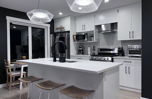 West Hillhurst House | 35% off monthly - West Hillhurst- 2BR near Foothills Hospital by the river