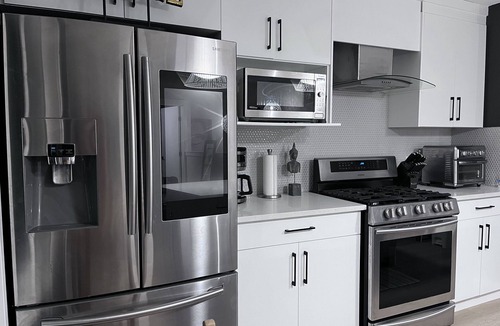 West Hillhurst House | 35% off monthly - West Hillhurst- 2BR near Foothills Hospital by the river