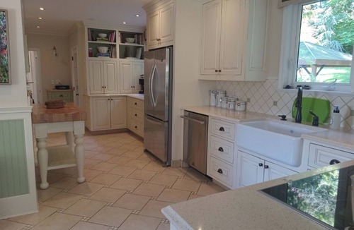 Cordova Bay House | #364 Pat Bay Hwy GREAT 6 beds 2 bath on 2 acres