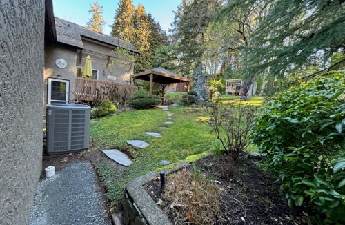 Cordova Bay House | #364 Pat Bay Hwy GREAT 6 beds 2 bath on 2 acres