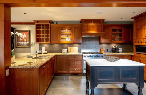 Upper Village House | 3BR + Den | Walk to Slopes | Hot Tub | Garage (Gear Storage Only)