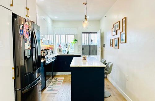 Renfrew-Collingwood House | 3BR Modern Home - Near SkyTrain - Free Parking & Pet Friendly