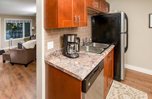 East Kootenay Apartment | 3BR Oasis with Private Hot Tub & Sauna. Walk to Ski Hill