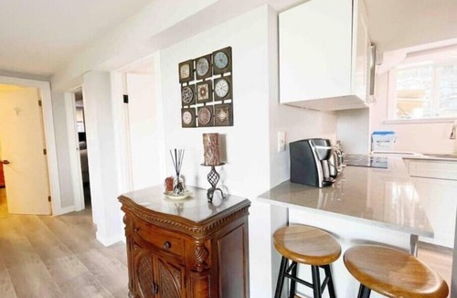 West Vancouver Apartment | 3BR Private Suite · West Vancouver · Landmark View · Prime Location