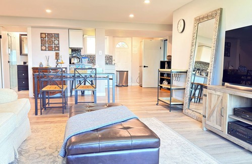 West Vancouver Apartment | 3BR Private Suite · West Vancouver · Landmark View · Prime Location