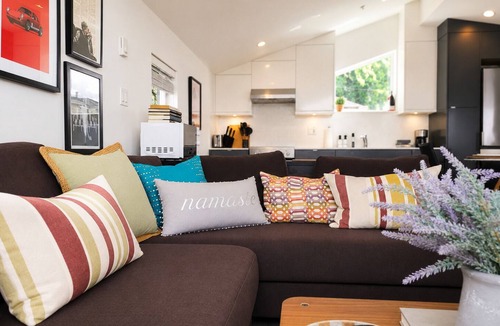 Knight House | 3BR private, urban retreat minutes to Downtown. Peaceful & independent.