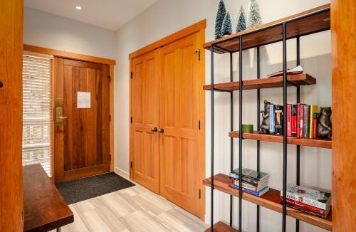 Nordic Estates House | 3BR | Taluswood | Ski-in/Ski-out | Private Hot Tub | Wood Burning Fireplace | Parking