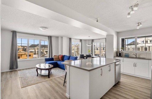 Airdrie House | 4 Bedroom Town Home with Garage Parking, Fast WiFi, Smart TV with Netflix, Fully Equipped Kitchen, Sleeps 10, Ideal for Families