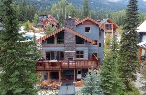 Golden Ski Chalet | 4000 sqft chalet on ski hills and mountain bike trails, hot tub, 10 adults/4kids