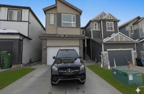 Southwest Calgary Villa | 4BR Family Home Free Parking Near Banff and Stampede