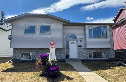 Sylvan Lake House | 5 bedroom full house just steps to the Exciting Lakeshore Drive!