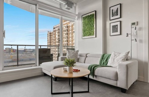 East Village Apartment | 5 min to Stampede | 2BR | AC | UG Parking