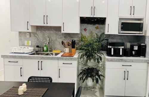 Delta House | 5-Star 1BR Suite | Free Parking & Fast Wi-Fi