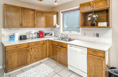 Calgary House | 5Beds 2Bath | New Furniture Work Space 10 mins to YYC 1 Min to Bus
