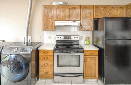 Calgary House | 5Beds 2Bath | New Furniture Work Space 10 mins to YYC 1 Min to Bus