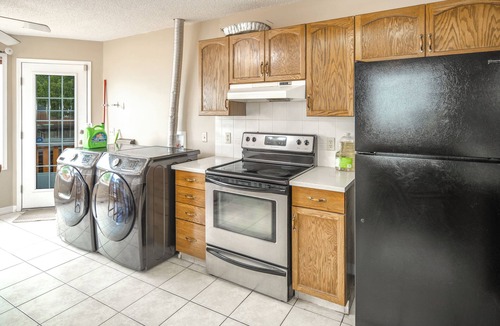 Calgary House | 5Beds 2Bath | New Furniture Work Space 10 mins to YYC 1 Min to Bus