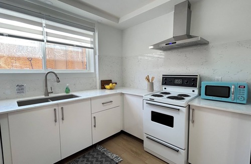 Southwest Calgary Apartment | 6 minutes to STAMPEDE/BMO | Sleeps 12