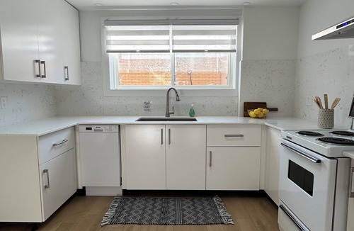 Southwest Calgary Apartment | 6 minutes to STAMPEDE/BMO | Sleeps 12