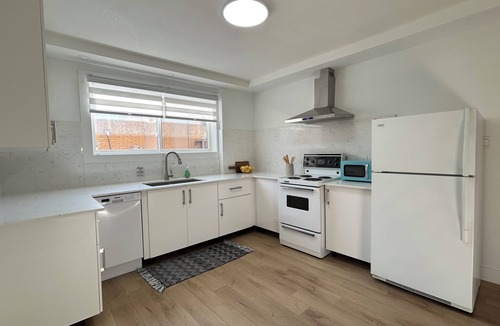 Southwest Calgary Apartment | 6 minutes to STAMPEDE/BMO | Sleeps 12