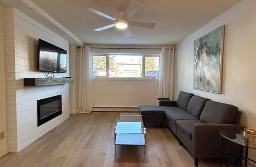 Southwest Calgary Apartment | 6 minutes to STAMPEDE/BMO | Sleeps 12