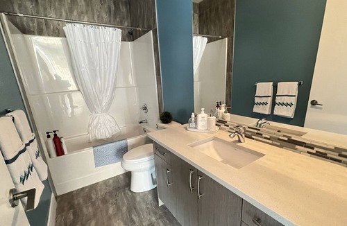 Northwest Edmonton House | 7BDRM Family Friendly 3Car Garage Home >Sleeps16
