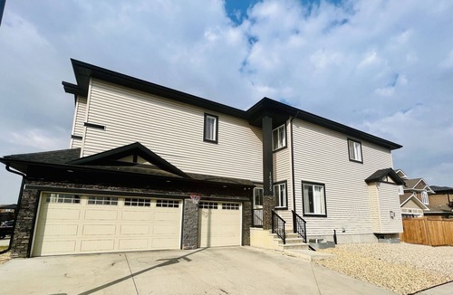 Northwest Edmonton House | 7BDRM Family Friendly 3Car Garage Home >Sleeps16