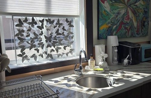 Knight House | 7KM-15Min from D/T Private 1000SF Top Floor Suite The Birdsnest Welcomes U