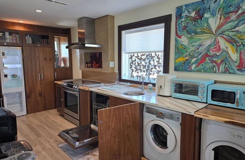 Knight House | 7KM-15Min from D/T Private 1000SF Top Floor Suite The Birdsnest Welcomes U