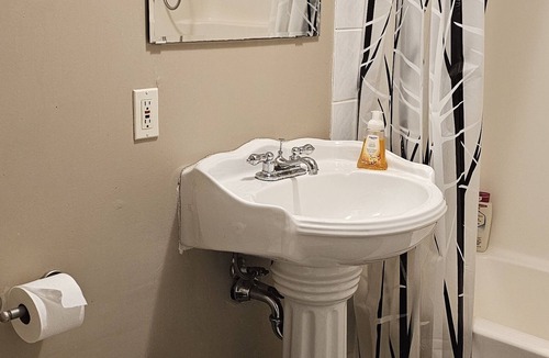 Panorama Hills House | 8 minutes to Airport Spacious suite close to Amenities. 20 mins to Downtown