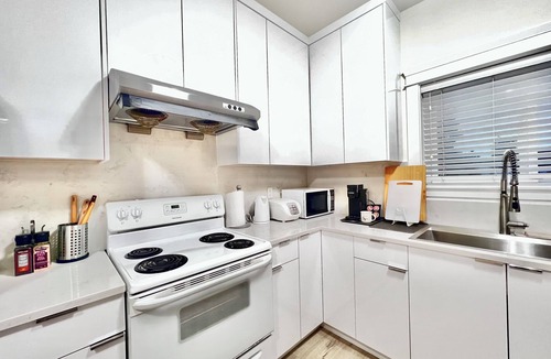 Richmond House | *AC/8mins-YVR/Private Bathroom Suite/Separate Entry/Free Parking/Near Skytrain