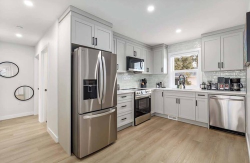 Radisson Heights - Albert Park House | AC, 95 min Banff, Local Coffee,Walk to Restaurants