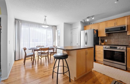 Cochrane House | Adventure Base in Cochrane | Fire Pit + Pet-Friendly + Close to Mountains
