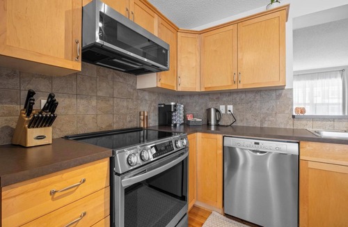 Cochrane House | Adventure Base in Cochrane | Fire Pit + Pet-Friendly + Close to Mountains