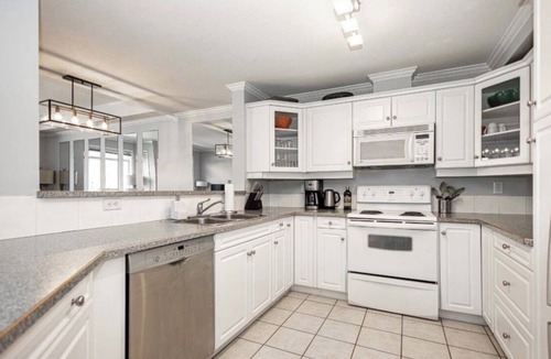 North End House | Amazing, vast townhouse on Lake Okanagan.