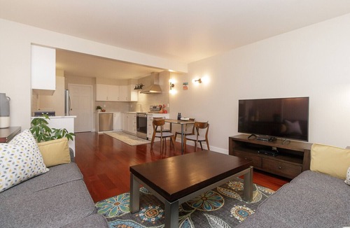 Gordon Head House | An oasis for families & Dog - Affordable Immaculate luxury - Fenced Yard!