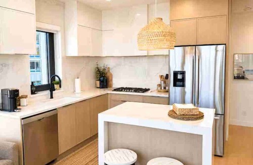South Pandosy Condo | Aqua Lakeview Luxury | Weekly Stays + Short Stays by Request