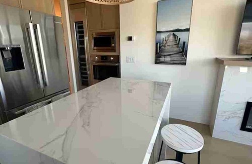 South Pandosy Condo | Aqua Lakeview Luxury | Weekly Stays + Short Stays by Request