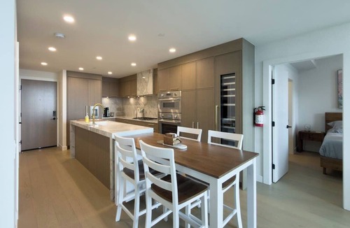 South Pandosy Apartment | Aqua Village - Lakeview Pool, Golf Sim, Sauna, Gym