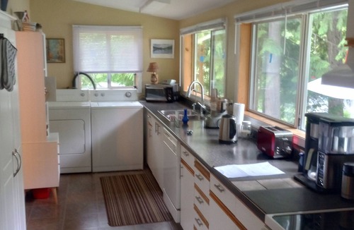 Fauquier Cottage | Arrow Lake Lavender Refuge : Clean & Green Air for 6 - Hot Springs/Beach/Boat