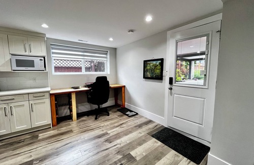 White Rock Bed & Breakfast | Artist Garden Retreat | 2BR | White Rock Beach